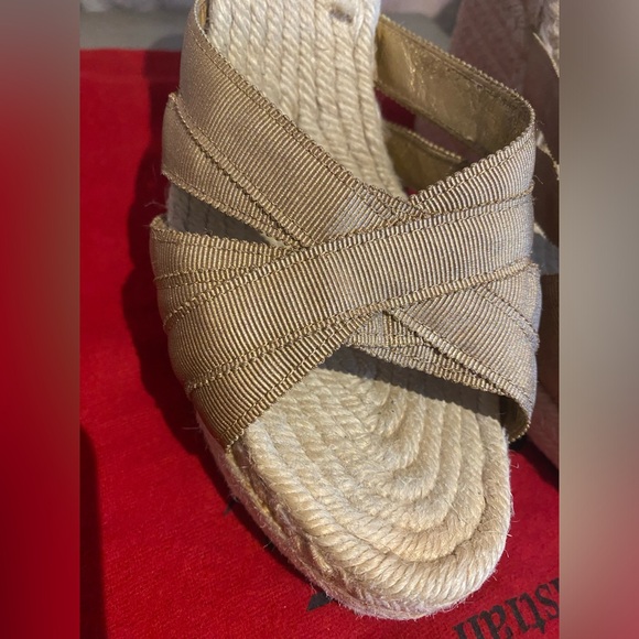 💯 Authentic Christian Louboutin Gold Wedge Heels - Picture 4 of 7